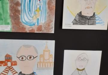 Gminny konkurs plastyczny „Życie i działalność św. Maksymiliana Marii Kolbego w 80. rocznicę jego męczeńskiej śmierci”