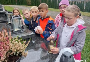 WYJŚCIE NA CMENTARZ UCZNIÓW KLAS II i III