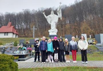 Odwiedzamy miejsca spoczynku bliskich nam zmarłych…