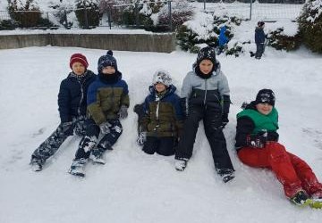 Zimowe zabawy na świeżym powietrzu w świetlicy szkolnej